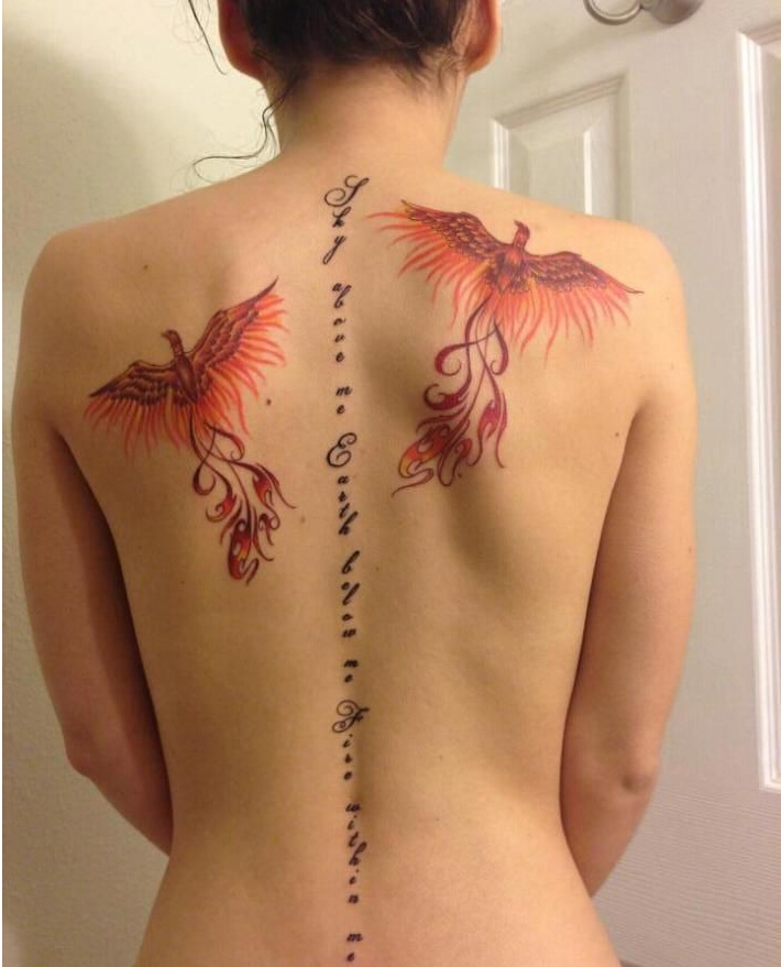 点击大图看下一张：性感诱惑女人后背霸气的浴火凤凰和字符纹身