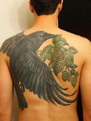 男性后背大面积黑色乌鸦和啤酒花纹身图案