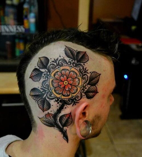 点击大图看下一张：欧美男性的头部花卉图腾纹身