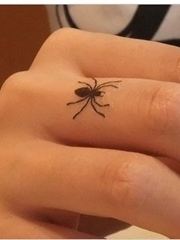 手指上的小蜘蛛刺青图片欣赏