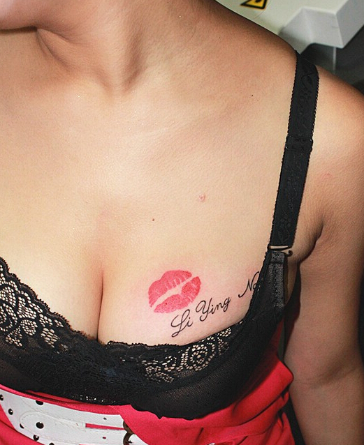 点击大图看下一张：女性胸部性感红唇英文字母纹身图案