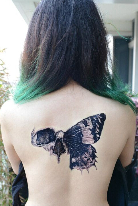 点击大图看下一张：时尚美女背部个性破裂蝴蝶纹身图案