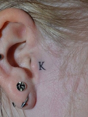 耳朵英文字母K纹身