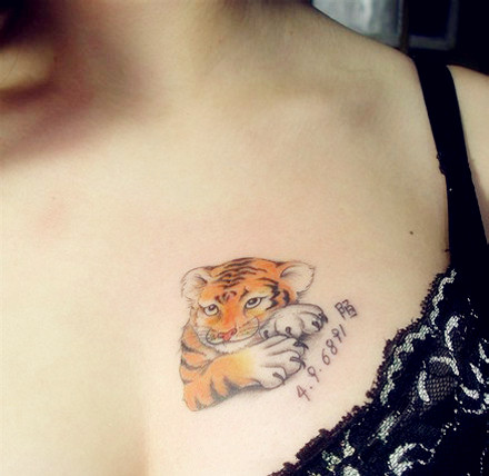 点击大图看下一张：女生胸部彩色可爱的老虎纹身图案