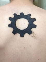 一个简单而漂亮的黑色几何机械齿轮纹身图片