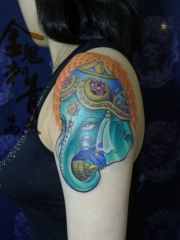 一款女生手臂彩色象神纹身图案