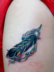 手臂彩绘羽毛纹身图案