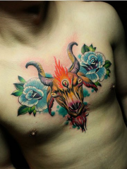 男人胸部超酷的彩绘羊头玫瑰花纹身图案