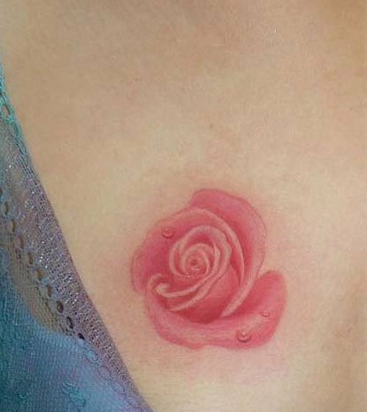 点击大图看下一张：性感胸部粉色的玫瑰花纹身