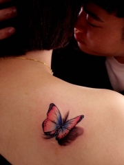 女士背部一只3d彩色蝴蝶纹身图案