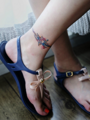 女生脚踝漂亮的彩绘水墨风图腾纹身