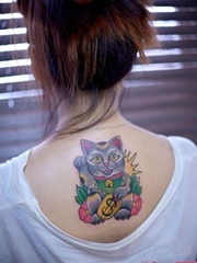 背部可爱招财猫刺青图案