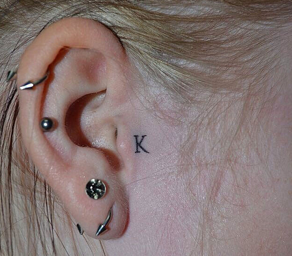点击大图看下一张：耳朵英文字母K纹身