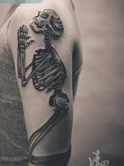手臂帅气经典的祈祷的骷髅纹身图案