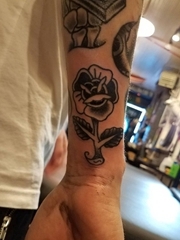 手腕旁的黑色玫瑰花纹身图片