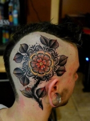欧美男性的头部花卉图腾纹身