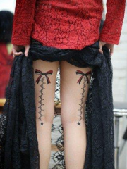 大腿精巧的蝴蝶结与蕾丝纹身图片