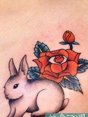 兔子和一朵玫瑰花纹身图案