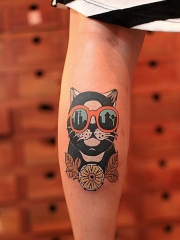 女性小腿上戴眼镜的个性小黑猫纹身
