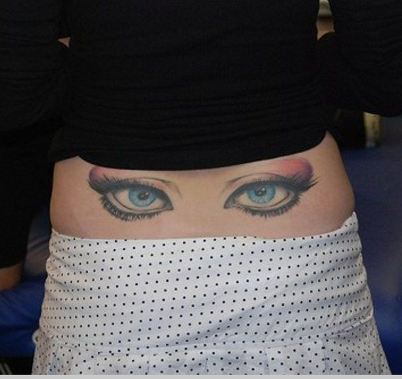 点击大图看下一张：女性后腰妩媚的眼睛彩绘纹身