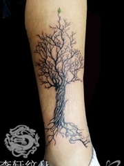腿部树枝纹身图案