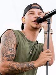 帅气的乡村音乐男歌手凯恩·布朗身上的纹身图案