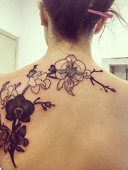 女孩背上美丽的花朵纹身图片