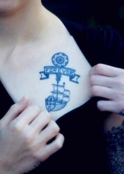 点击大图看下一张：女生胸前的蓝色帆船字母图章纹身