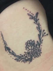 女性侧肋上漂亮的弯月形状藤蔓小花纹身图片