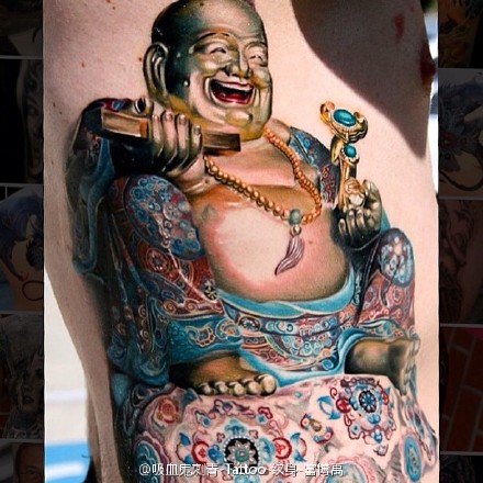 点击大图看下一张：腰部彩绘的弥勒佛纹身图案