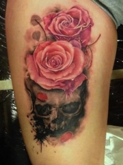 大腿上个性的骷髅玫瑰彩绘纹身