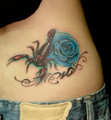 点击大图看下一张：女生腰部彩绘蝎子蓝玫瑰刺青