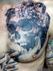 胸口上一张个性骷髅纹身图案