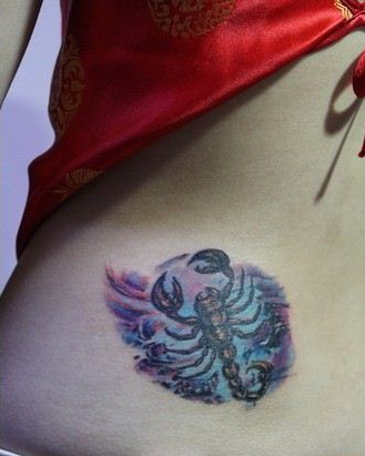 点击大图看下一张：女性小蛮腰上蝎子纹身