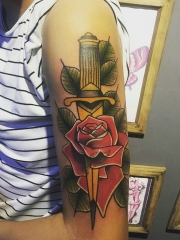 带刺玫瑰，手臂匕首玫瑰彩绘纹身图案
