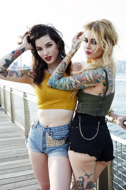 点击大图看下一张：女生好友间的友谊花臂彩绘纹身