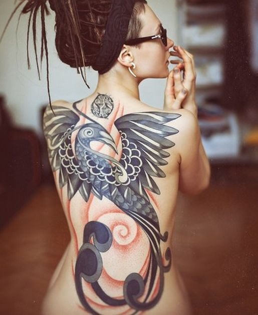 点击大图看下一张：女性满背富有个性的凤凰图腾纹身图案