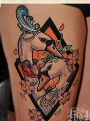 大腿上一张性感时尚的天鹅纹身图案
