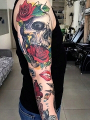 骷髅与花朵一起的彩绘花臂纹身图案