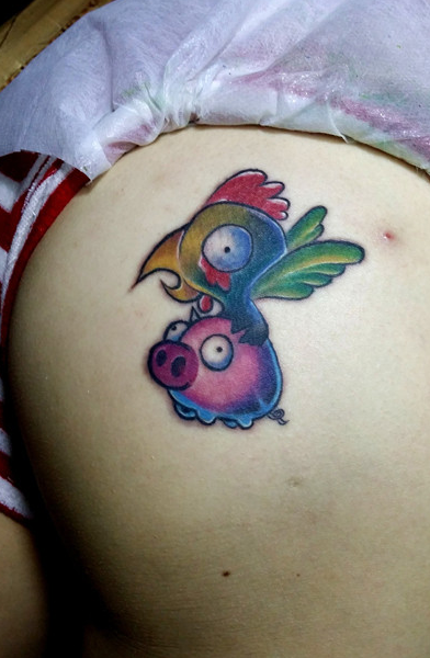 点击大图看下一张：臀部可爱的彩色小鸡与小猪卡通纹身