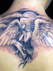 女性后背上哭泣的黑灰天使纹身