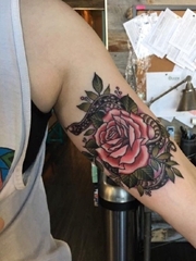 女性左手臂上彩色的蛇和玫瑰花纹身图片女,女生