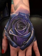女生手背写实风格紫色玫瑰花彩绘纹身