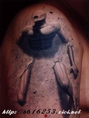 大臂上一款3D石雕人纹身图片