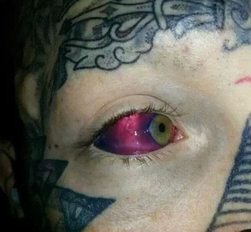 点击大图看下一张：恐怖的红色眼球和脸部纹身图案
