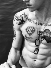 欧美帅哥胸部字母爱心钻石燕子纹身图案