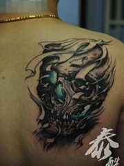 男生肩背超酷的骷髅纹身图案