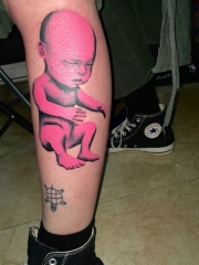 小腿外侧可爱的婴儿纹身图案