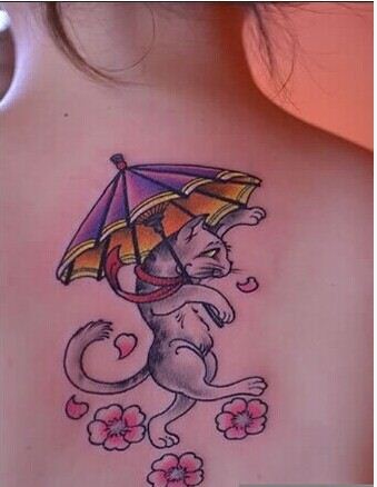 点击大图看下一张：女生背部可爱的小猫雨伞花朵纹身