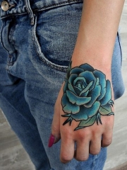 女生手腕彩绘蓝玫瑰纹身图案